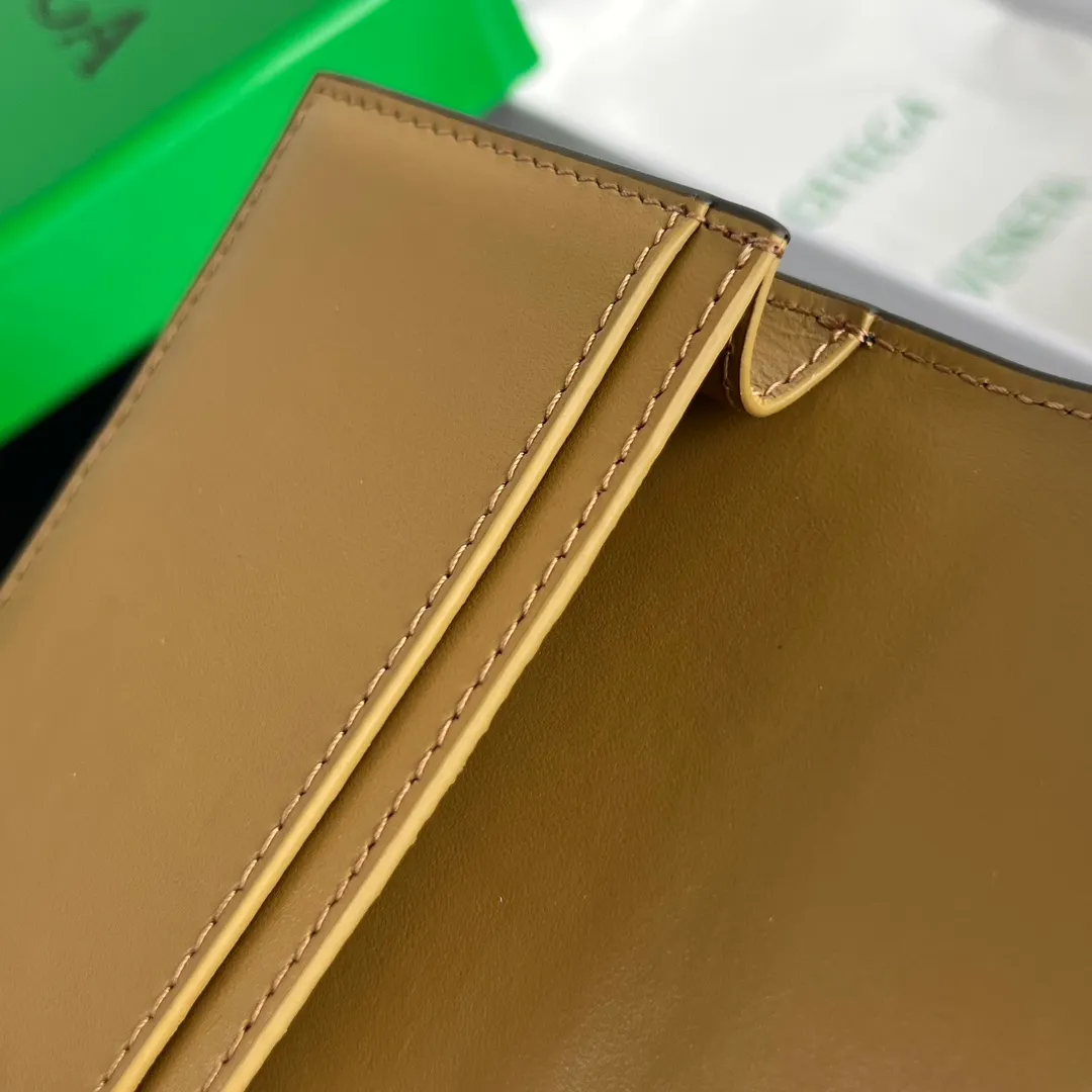 #2023 New Business Card Holder, 605720 The simple yet high-end feeling is definitely the BV woven bag. It is made of imported cowhide material. It is comfortable and textured. The business card is opened and closed with a flip cover. It is durable. There are two compartments inside. It can hold the daily amount of cards. Multiple color options. It is very suitable to be placed in a small bag for spring and summer. Exquisite and practical [happy] [happy] Size: 11x7.5x2.5 P520